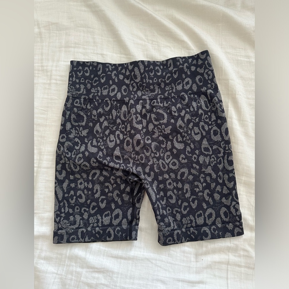 LEOPARD SHORTS WITH RUNCH BUTT